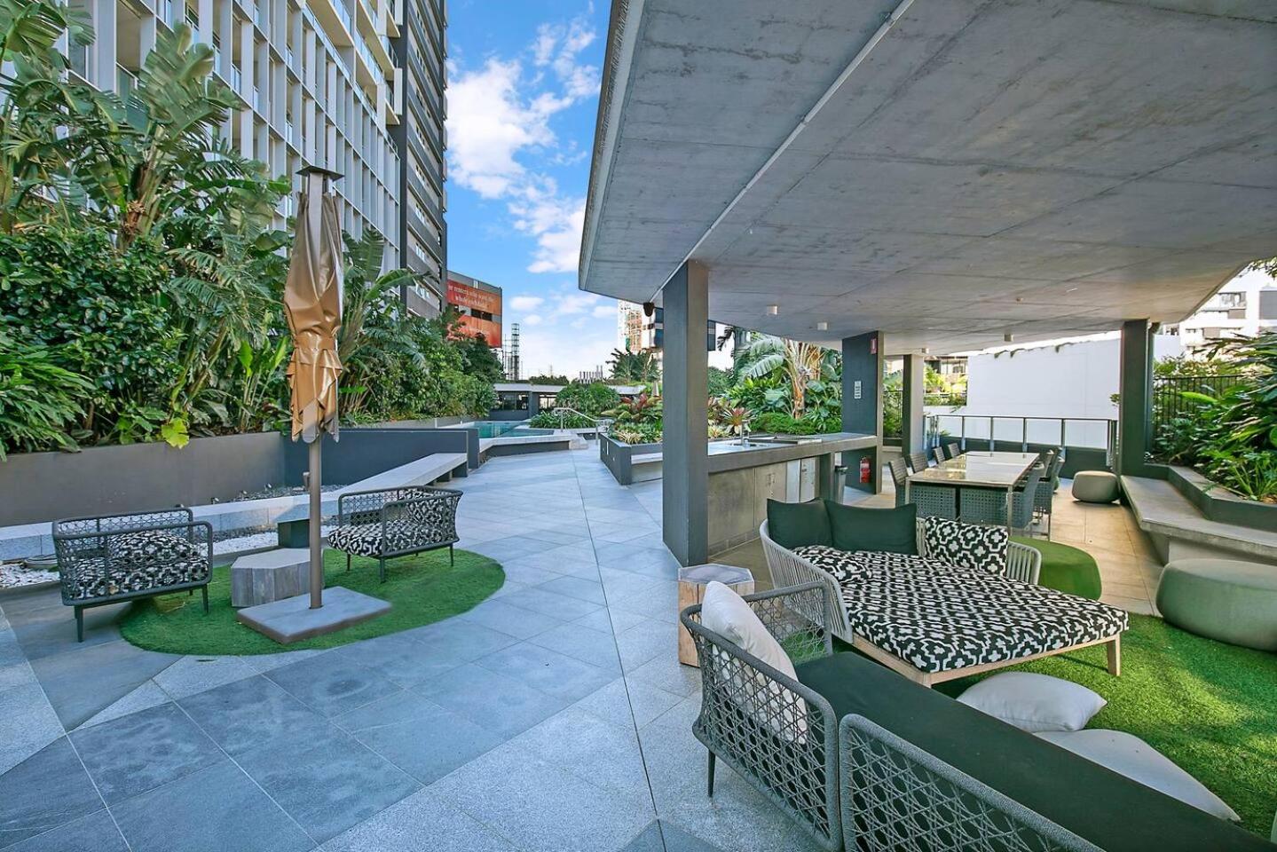 Φωτογραφία 4: Fall in Love with Waterfront Resort-style Living