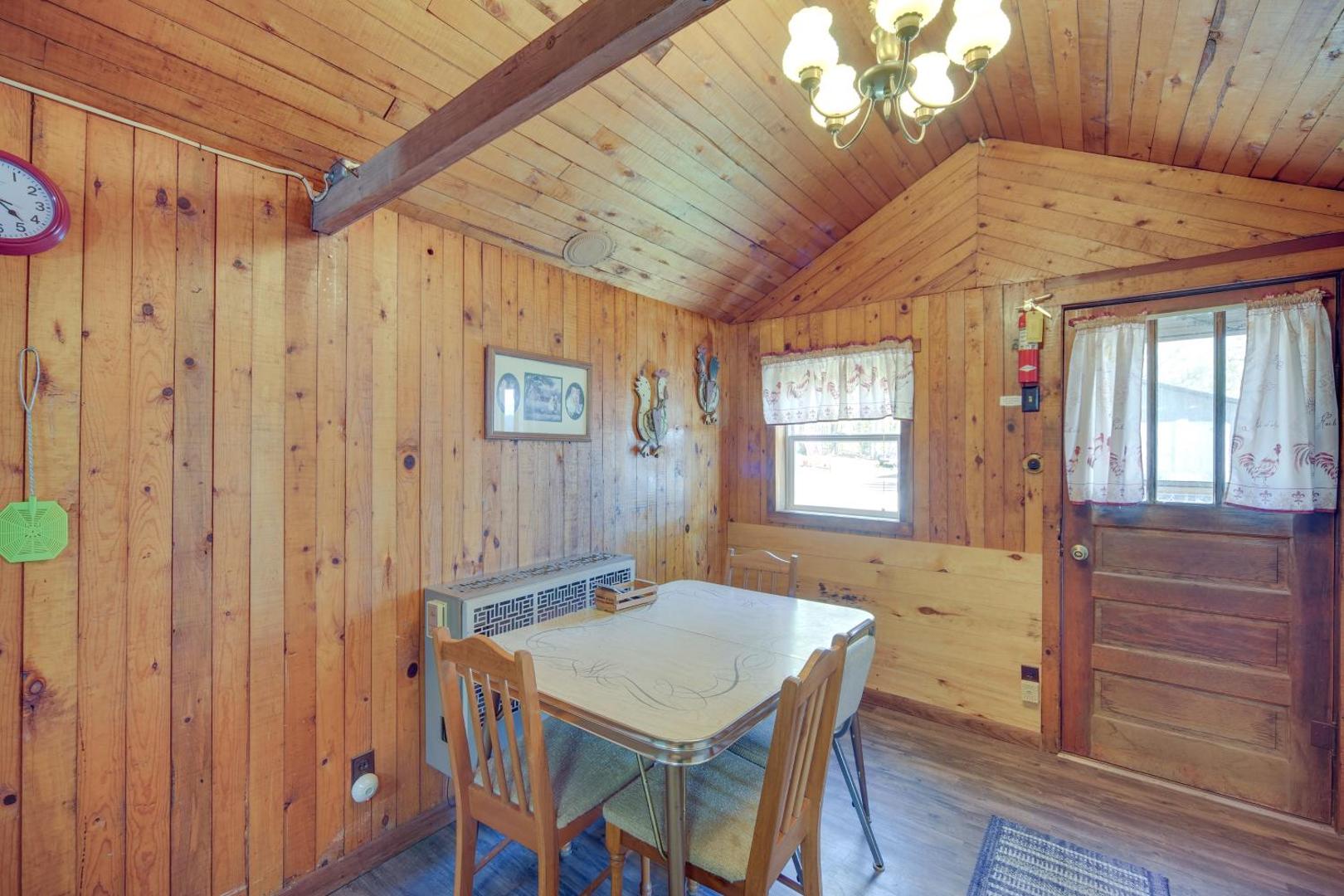 Foto 7: Rustic Cabin with Fire Pit, Steps to Sand Lake!