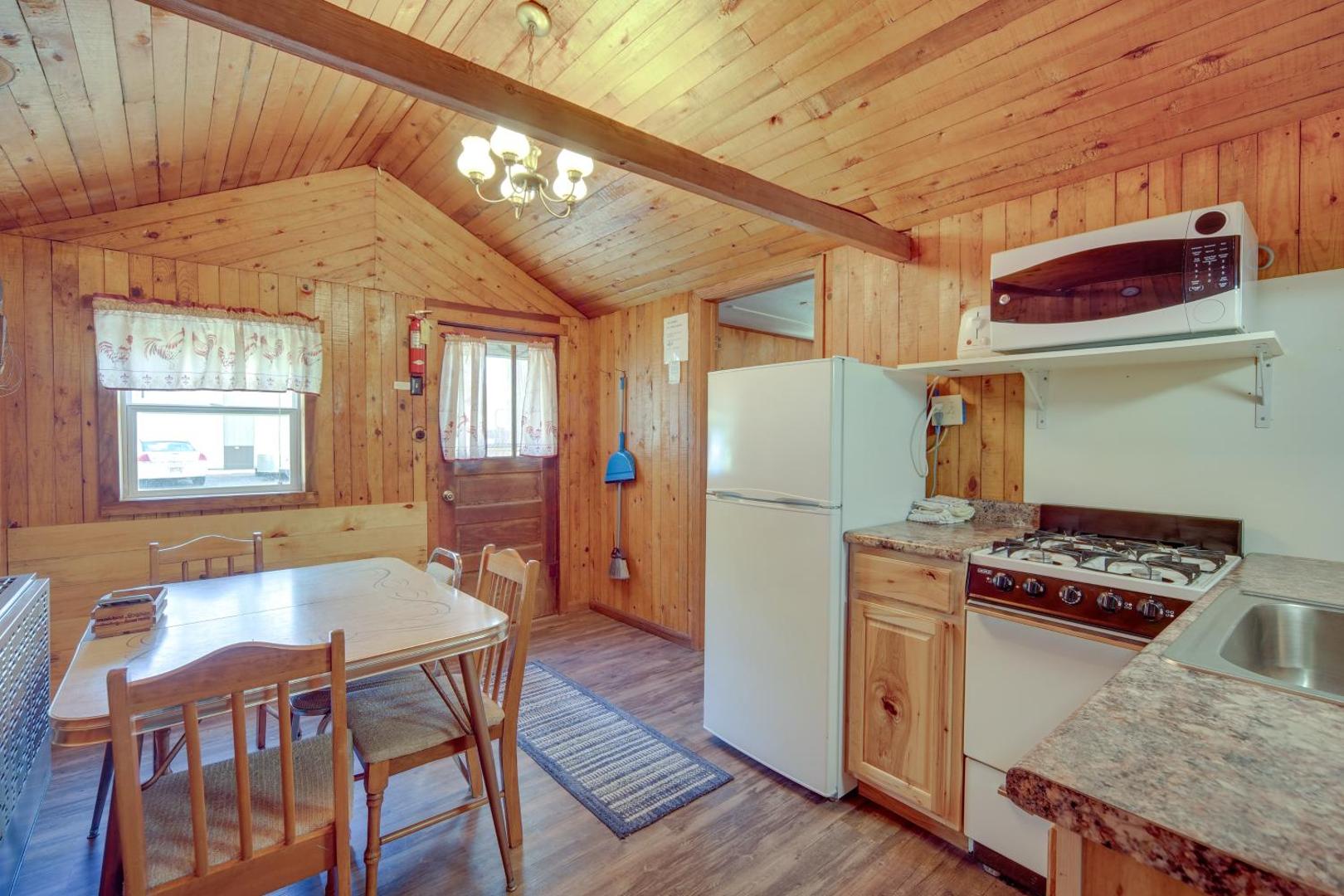 Foto 8: Rustic Cabin with Fire Pit, Steps to Sand Lake!