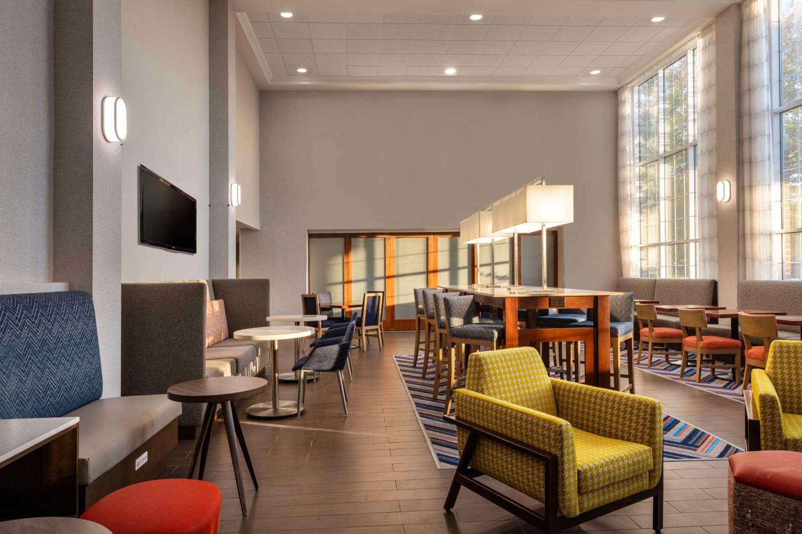 Foto 3: Hampton Inn & Suites State College at Williamsburg Square