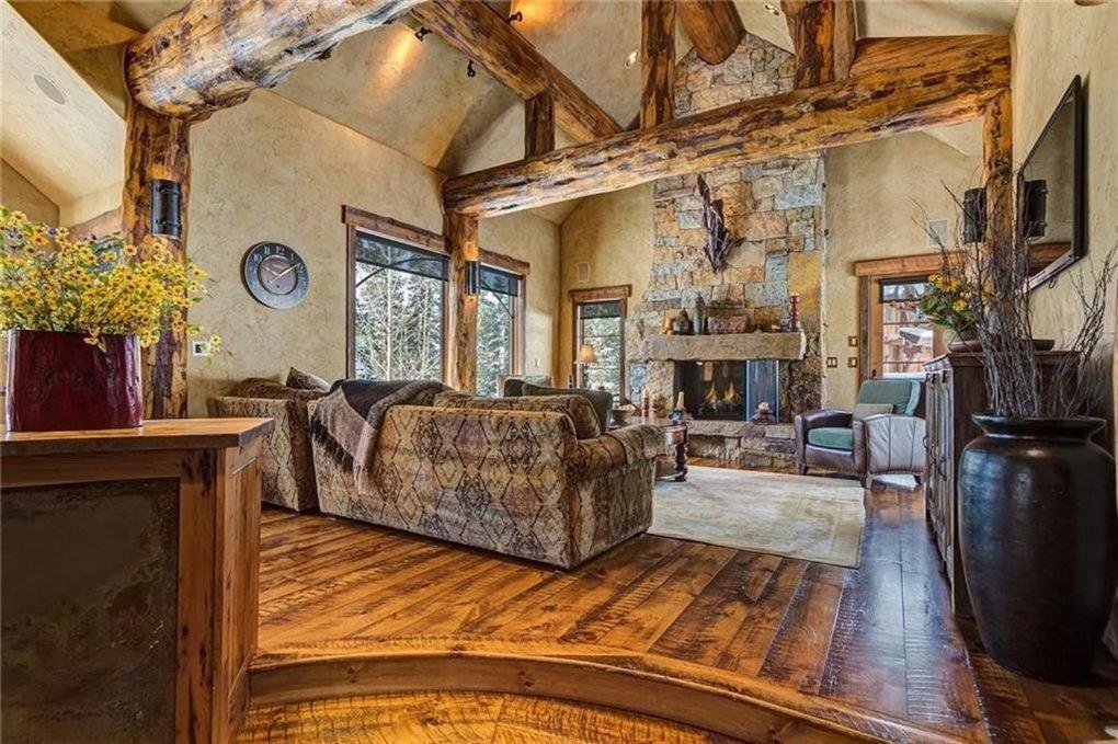 Φωτογραφία 4: Rustic-elegance wrapped in custom mountain luxury, steps from Baldy Hiking Trail and shuttle stop
