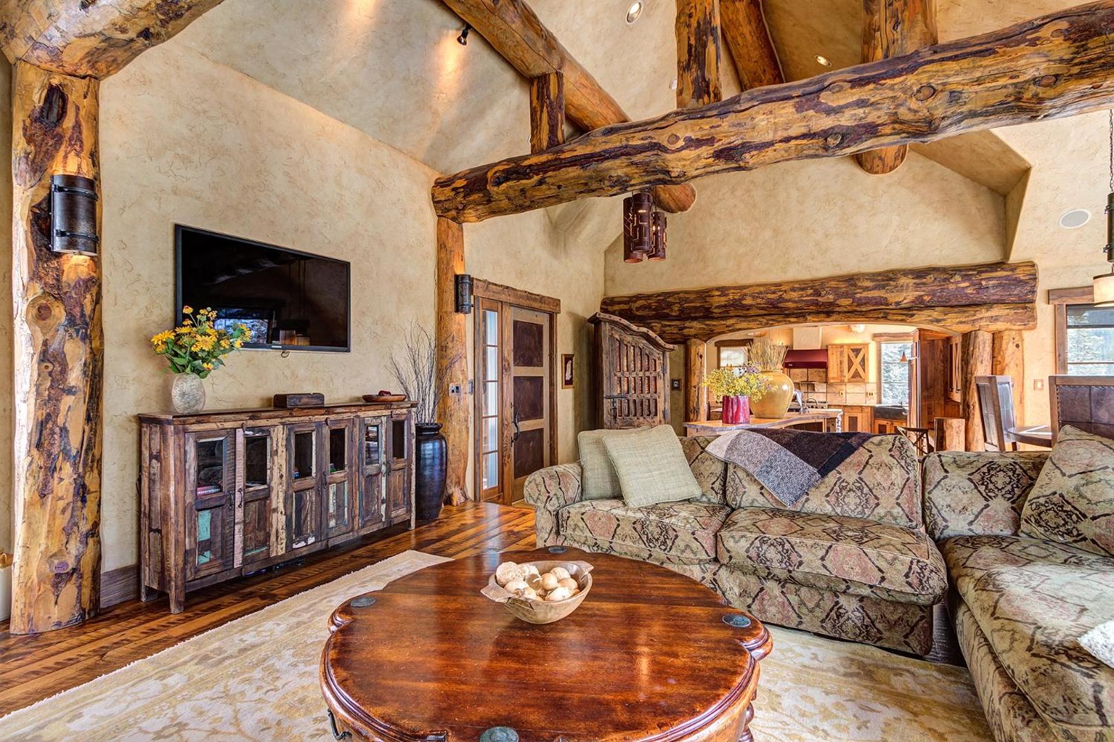 Φωτογραφία 10: Rustic-elegance wrapped in custom mountain luxury, steps from Baldy Hiking Trail and shuttle stop