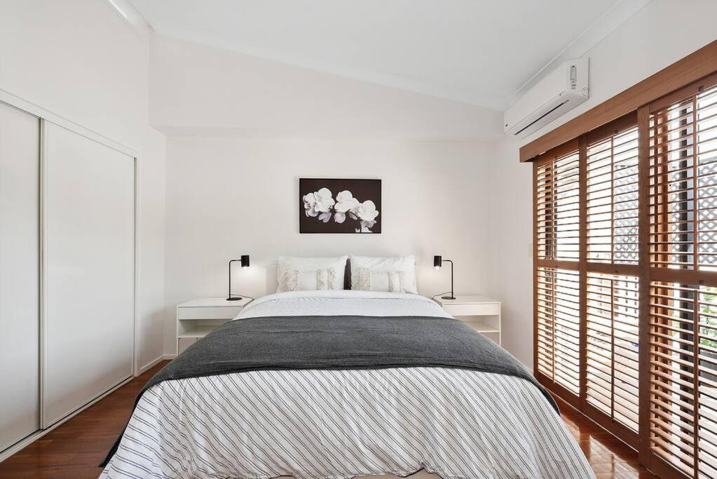 Foto 8: Hidden in New Farm ~ 1 Bed/1 Bath /1 Car/Views!