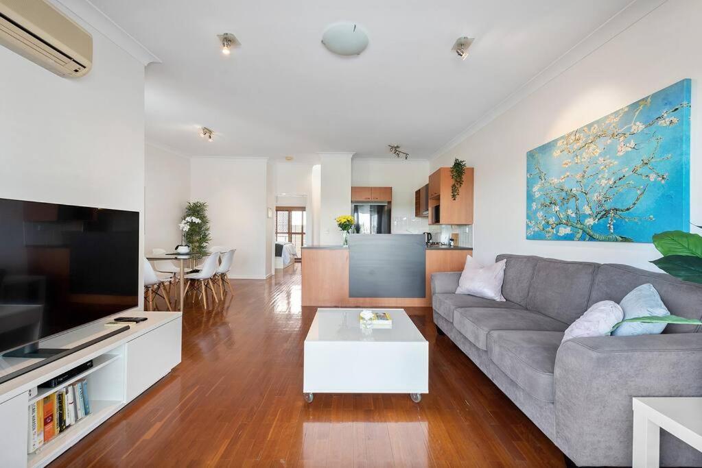 Foto 5: Hidden in New Farm ~ 1 Bed/1 Bath /1 Car/Views!