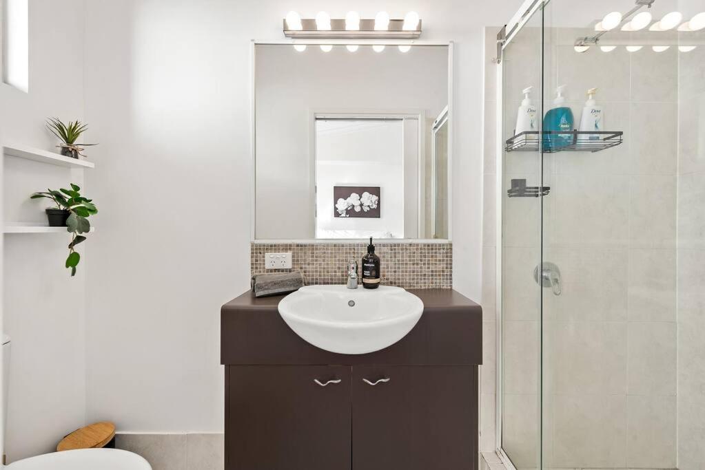 Foto 9: Hidden in New Farm ~ 1 Bed/1 Bath /1 Car/Views!