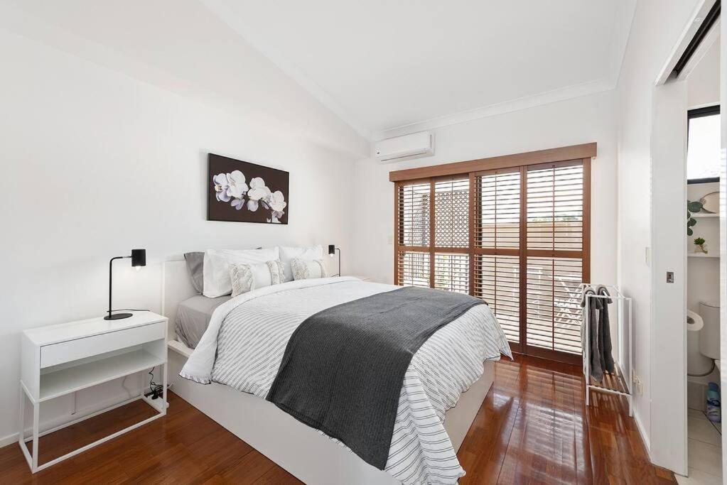 Foto 7: Hidden in New Farm ~ 1 Bed/1 Bath /1 Car/Views!