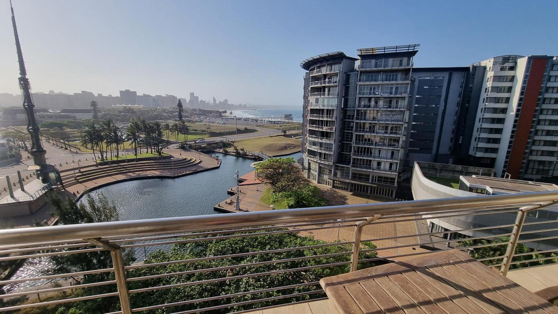 Zdjęcie 2: Accommodation Front - Sophisticated 6 Sleeper with Stunning Views