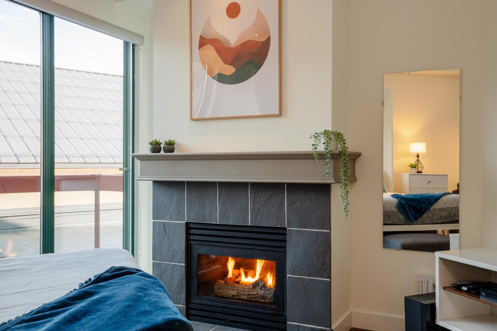 Studio, Modern Studio in the Heart of the Village by Harmony Whistlerの写真4