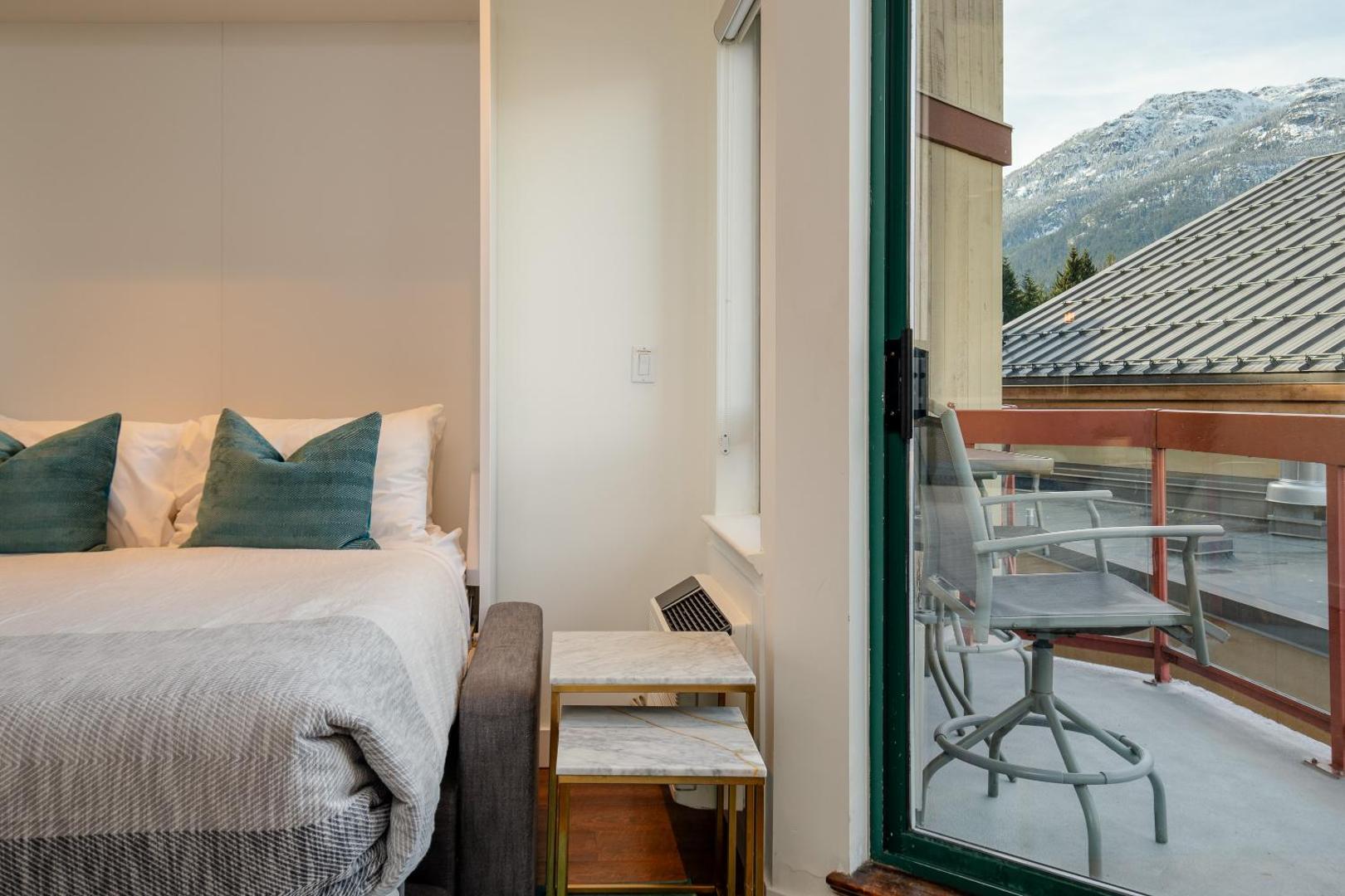 Studio, Modern Studio in the Heart of the Village by Harmony Whistlerの写真10