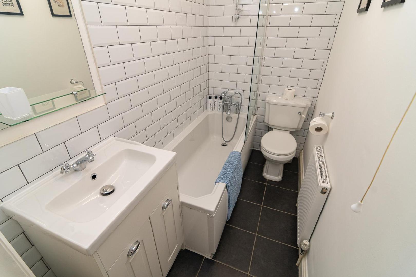 Kuva 8: Light & Airy 1-Bed, Town Centre, Near Beach