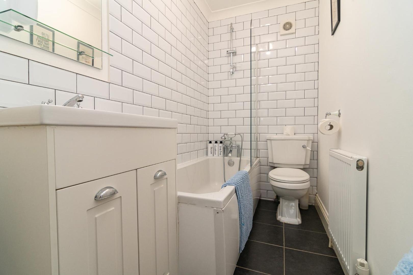 Kuva 3: Light & Airy 1-Bed, Town Centre, Near Beach
