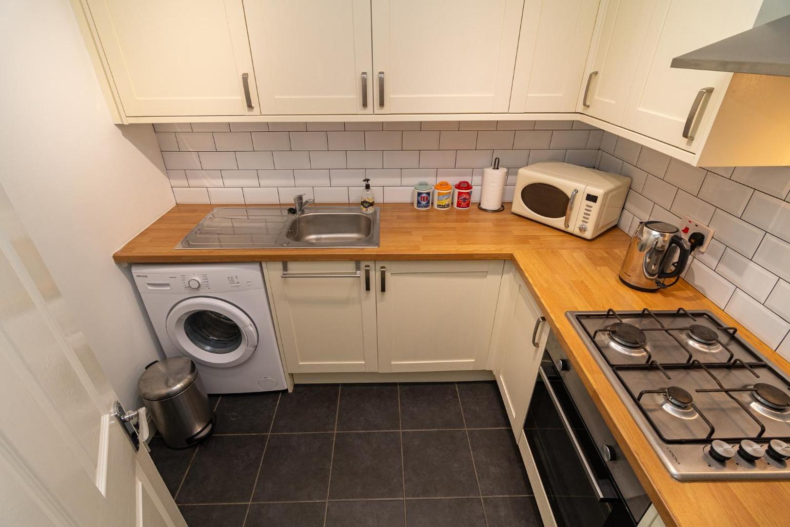 Kuva 9: Light & Airy 1-Bed, Town Centre, Near Beach