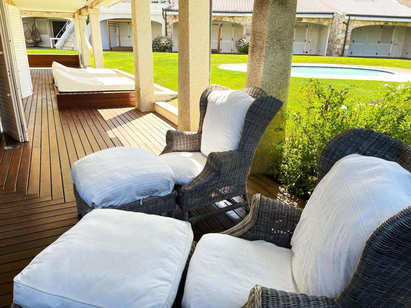 Foto 7: LIKE at HOME n 11 Poolside Paradise Patio