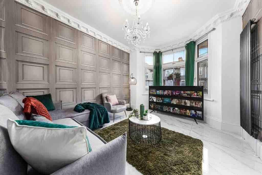 Billede 4: Sleeps 10, CINEMA TV , 2 baths, 10 mins to Stratford