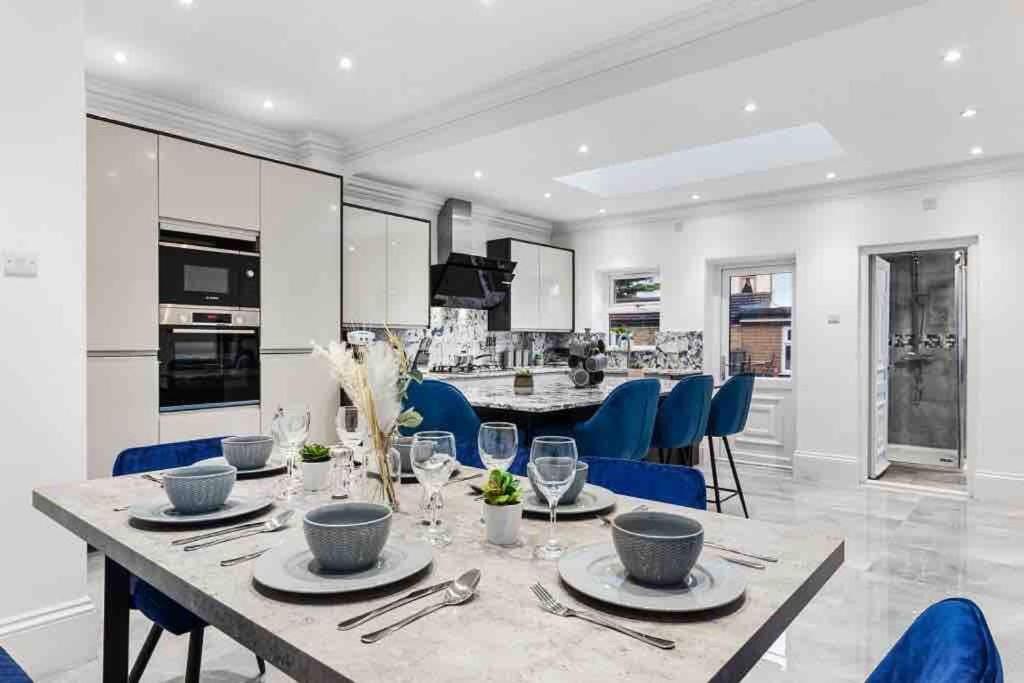 Billede 6: Sleeps 10, CINEMA TV , 2 baths, 10 mins to Stratford