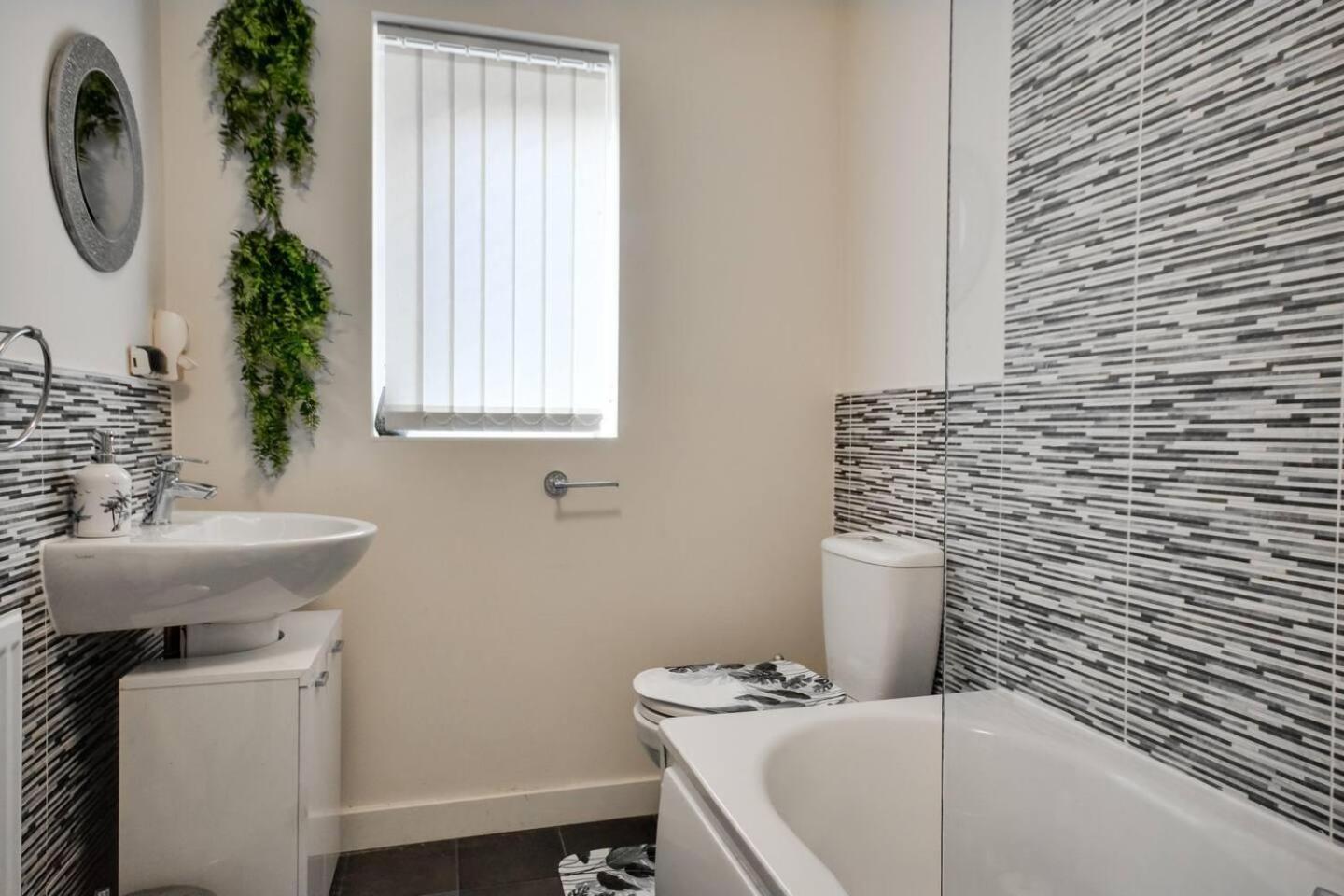 Fotografie 10: Runcorn - House - Sleeps 6 - Parking - Garden