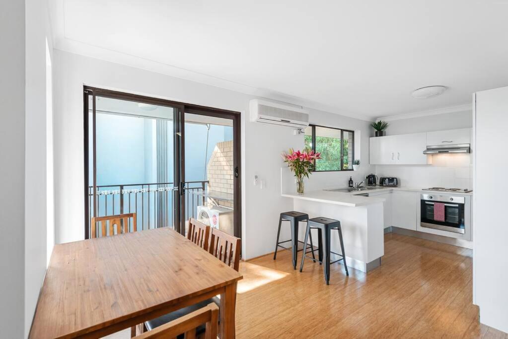 Zdjęcie 2: Spacious & Comfy 2 Bed 2 Bath 2 Car - Auchenflower