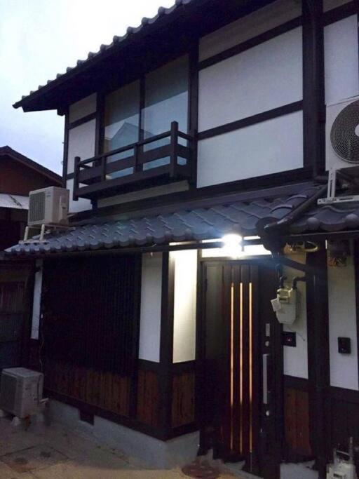 Kuva 2: 平安神宮京都大学祇園鴨川バス停熊野神社すぐ京阪線神宮丸太町駅伝統和風一棟貸し町屋