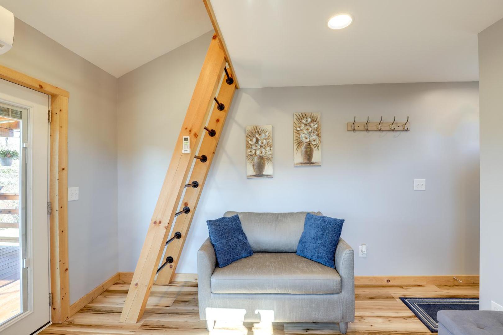 Studio with Loft, Hot Tub and Views in Marshall!的照片5