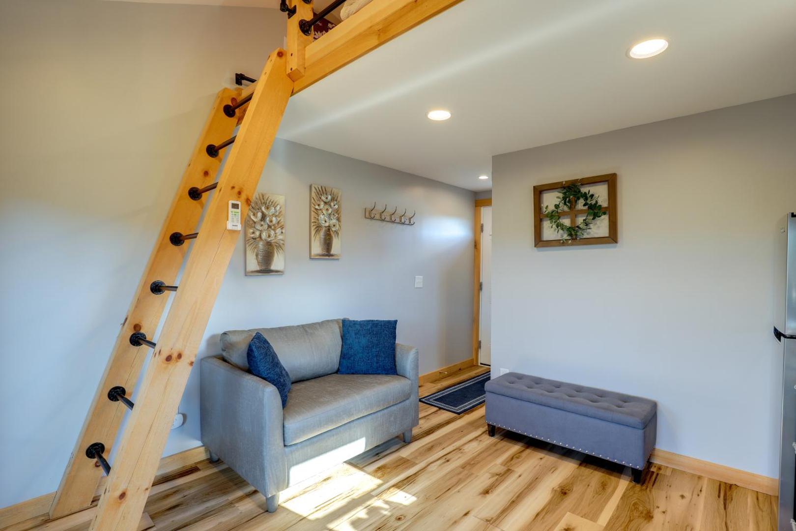 Studio with Loft, Hot Tub and Views in Marshall!的照片6