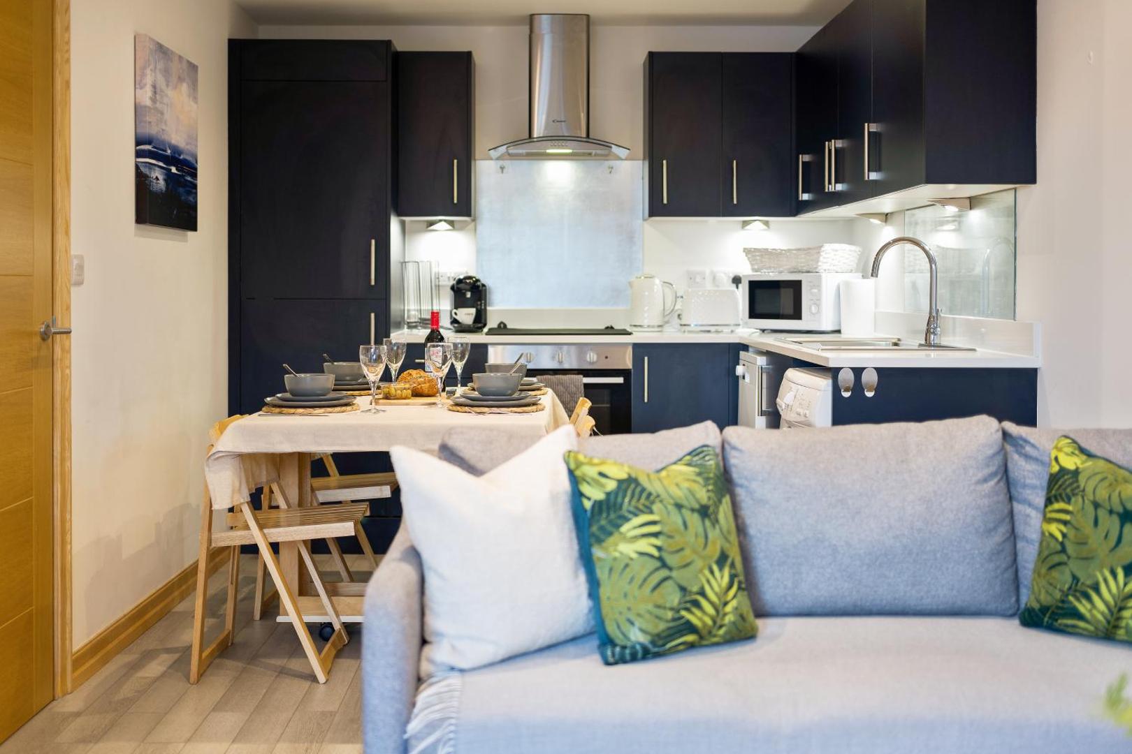 Large, newly renovated, three bedroom TOWN CENTRE split level apartment with free parking, sleeps seven - Walking distance to beach photo 7