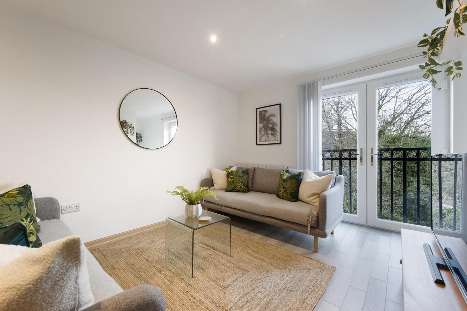 Large, newly renovated, three bedroom TOWN CENTRE split level apartment with free parking, sleeps seven - Walking distance to beach photo 10