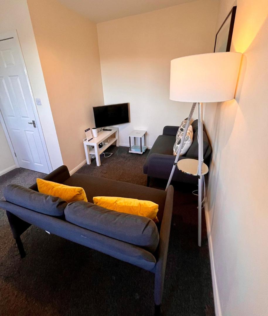 CENTRAL, newly refurb 2 bed flat with FREE PARKING photo 9