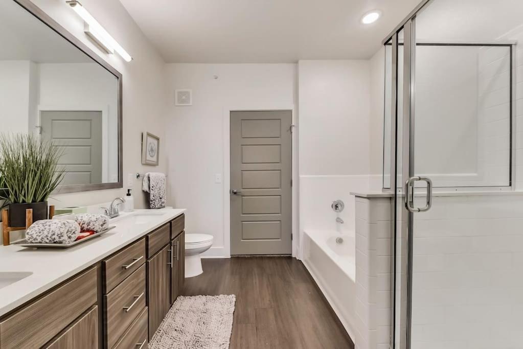 Foto 6: ALL034 - Luxe 2BD 2BA Apt in Allen