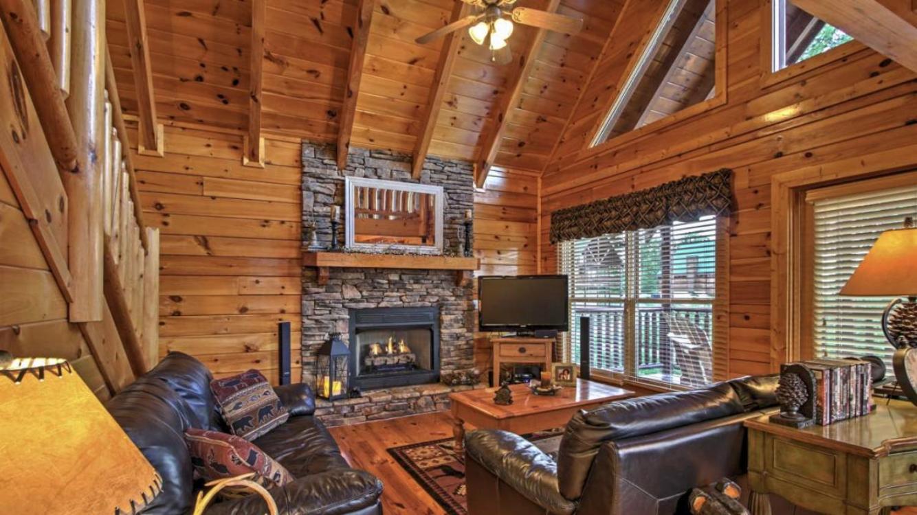 Foto 2: Solid Ground Lodge with Yard!