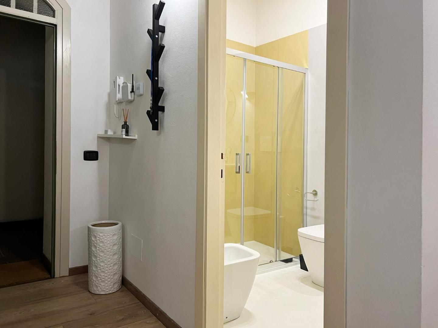 Photo 9 : Central with hydromassage shower and elevator