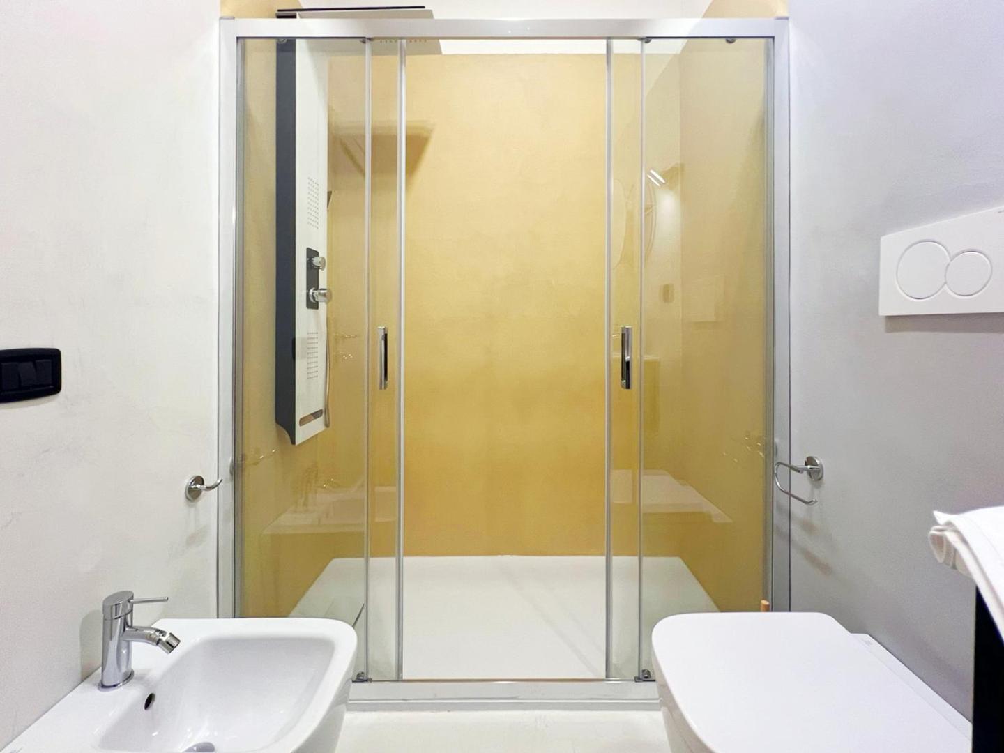 Photo 2 : Central with hydromassage shower and elevator