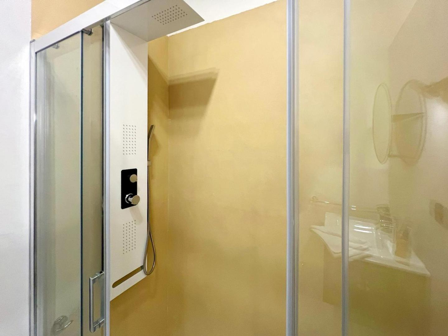 Photo 10 : Central with hydromassage shower and elevator