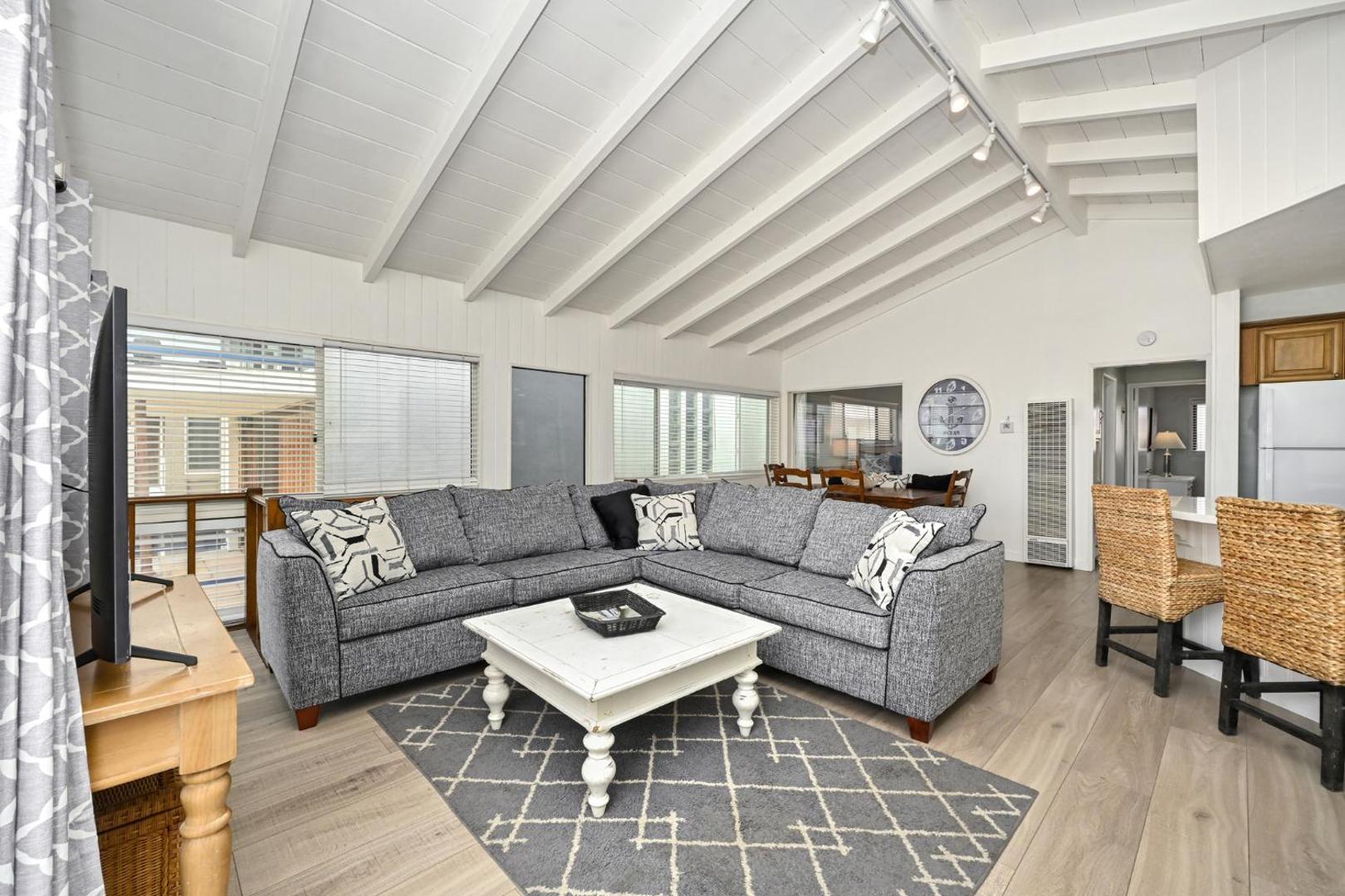 Foto 2: Oceanfront Triplex on Boardwalk with Ocean Views and Patio