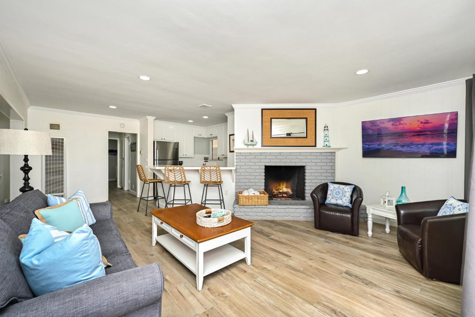 Foto 3: Oceanfront Triplex on Boardwalk with Ocean Views and Patio