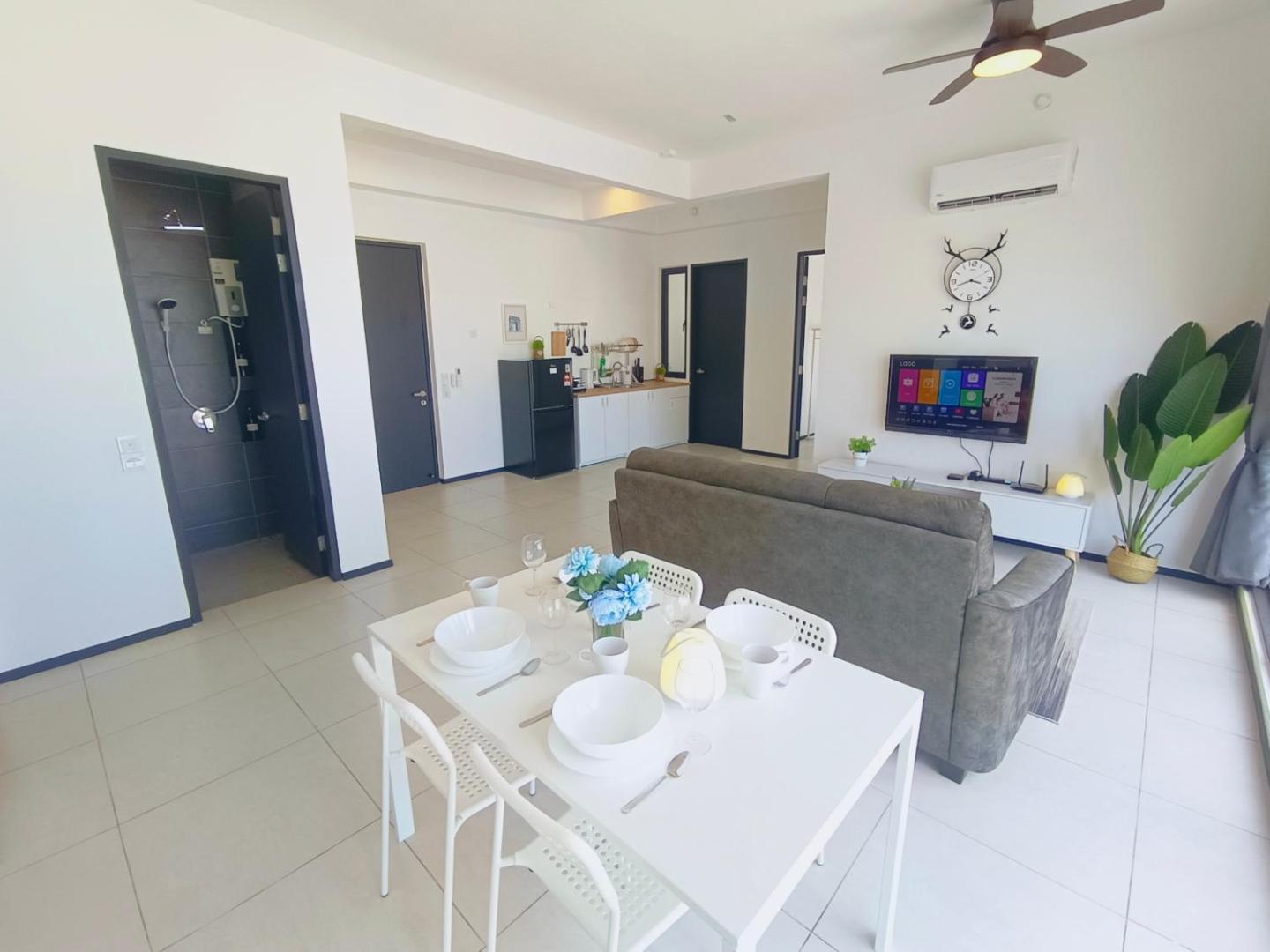 Foto 9: Infinity Pool, Georgetown, Up to 11 Pax, 3 Bedrooms, 2 Bathrooms, 2 Car Parks by Star Home