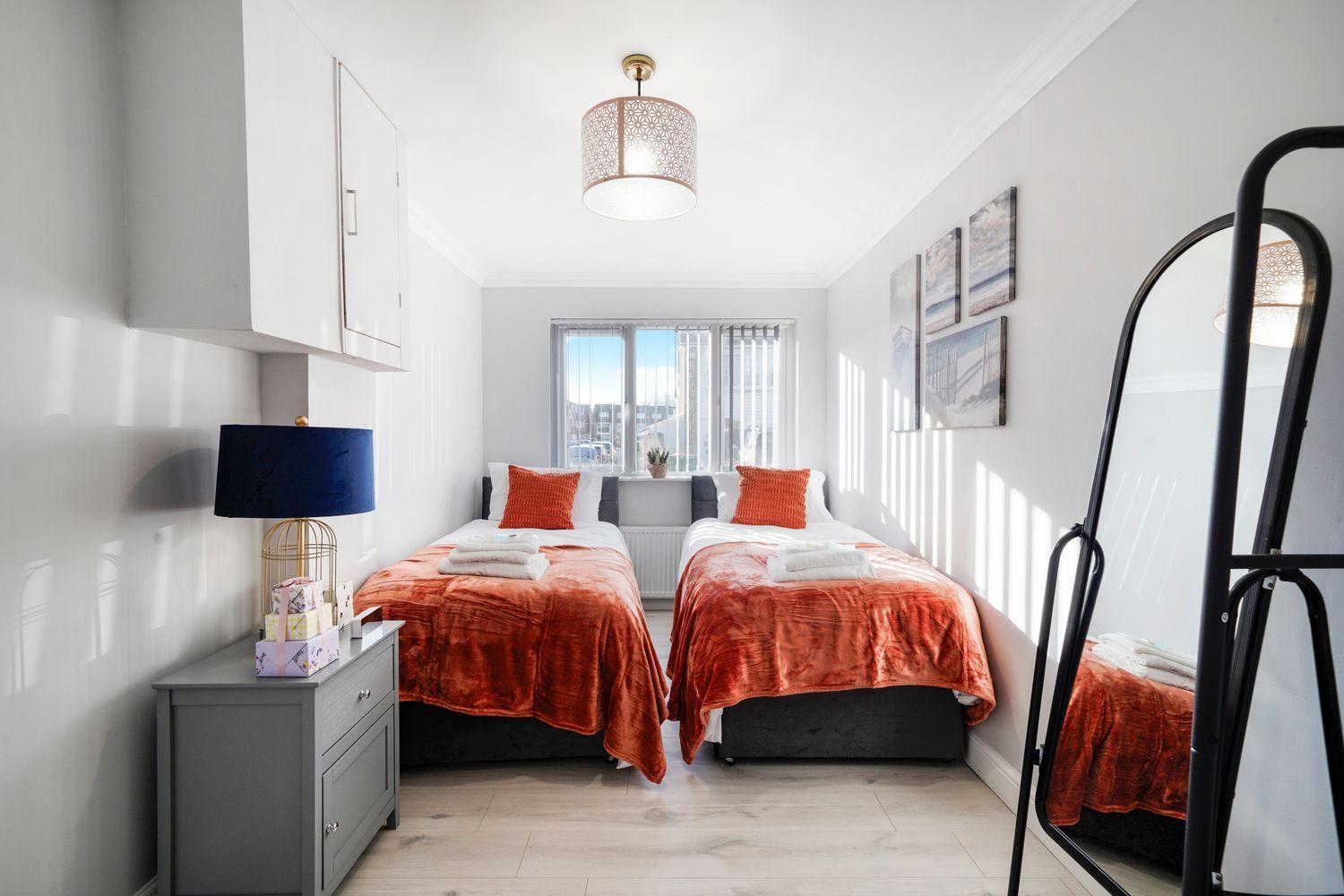 Spacious, 4 bed, Garden, Parking, ExCel London photo 5