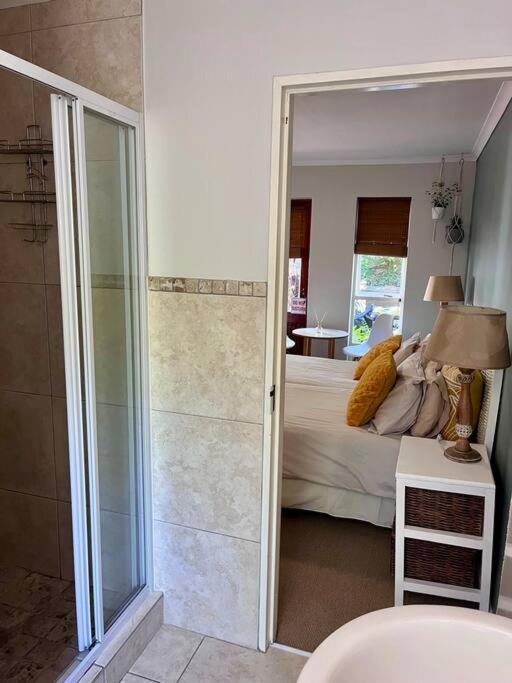 Kuva 6: Studio 4 with Pool Access & No Loadshedding