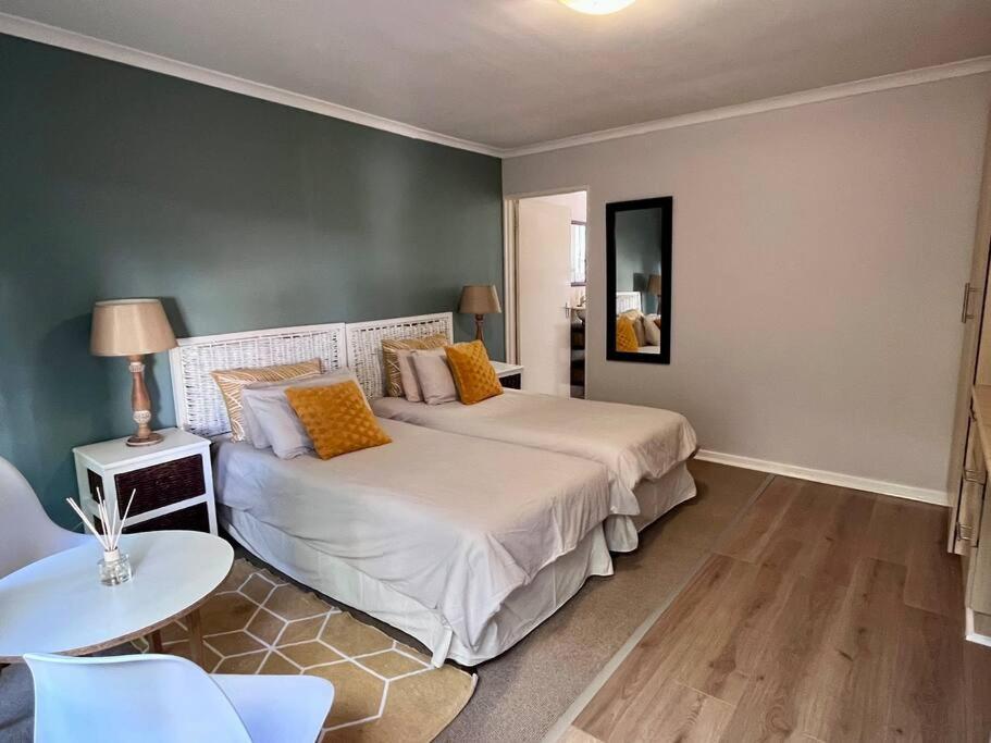 Kuva 7: Studio 4 with Pool Access & No Loadshedding