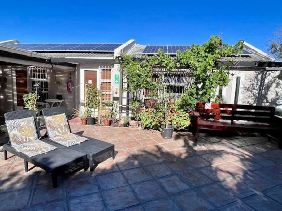 Kuva 8: Studio 4 with Pool Access & No Loadshedding