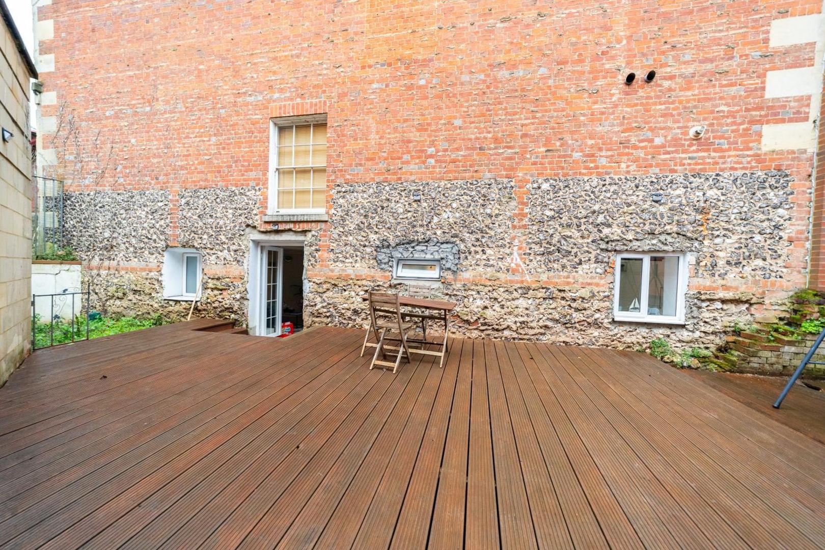 Foto 10: Spacious Flat with Patio & Parking in city centre