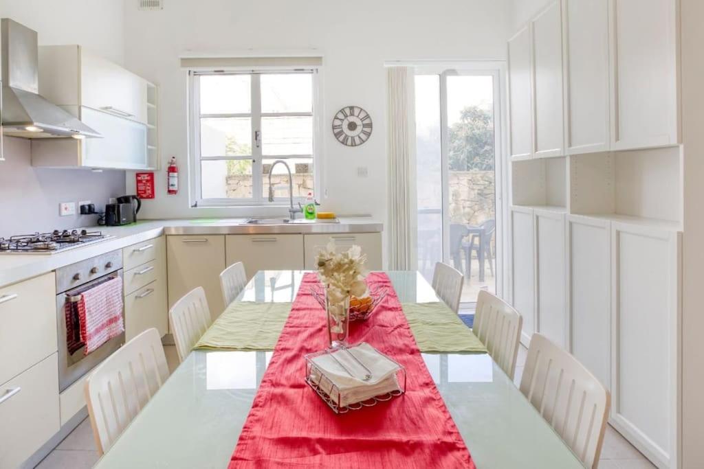 Fotografie 10: Bright & Airy St. Julian's flat