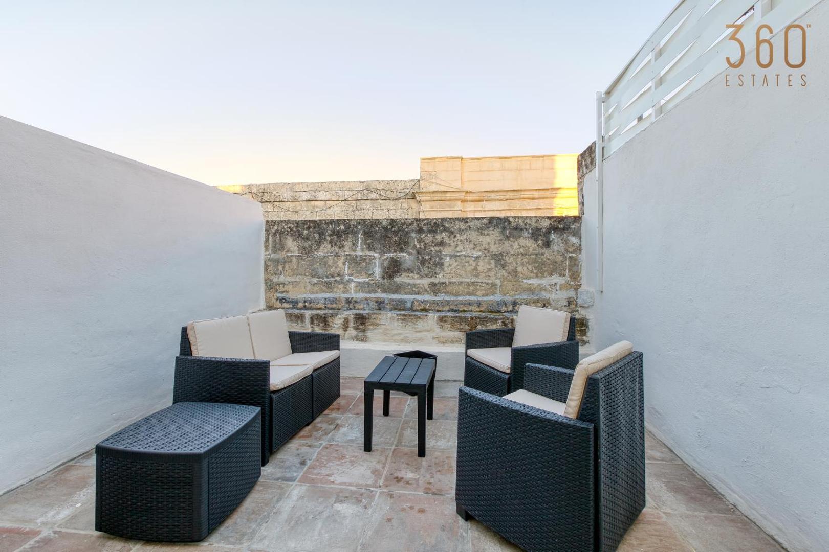 Φωτογραφία 2: Authentic & Spacious 3BR home with Private Terrace by 360 Estates