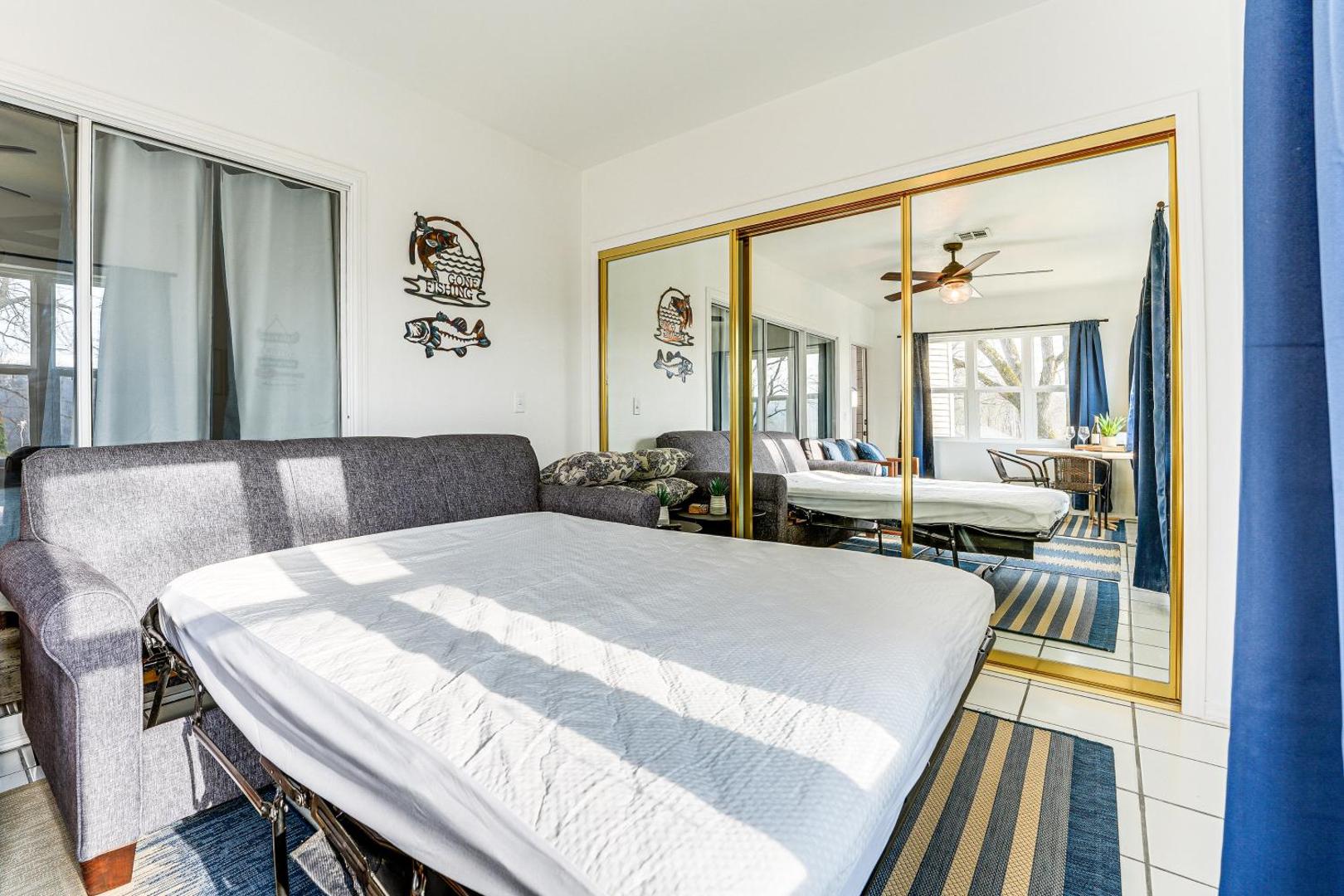 Fotografie 10: Sunroom, Fireplace: Lakefront Branson Condo