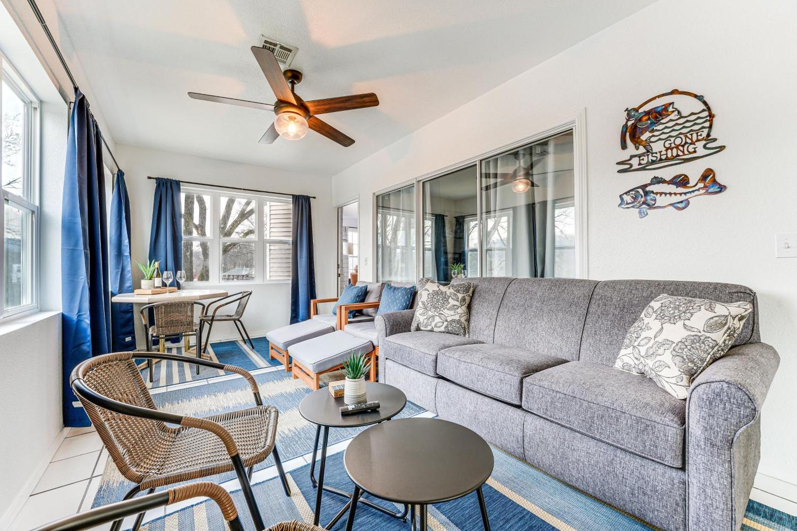 Fotografie 9: Sunroom, Fireplace: Lakefront Branson Condo