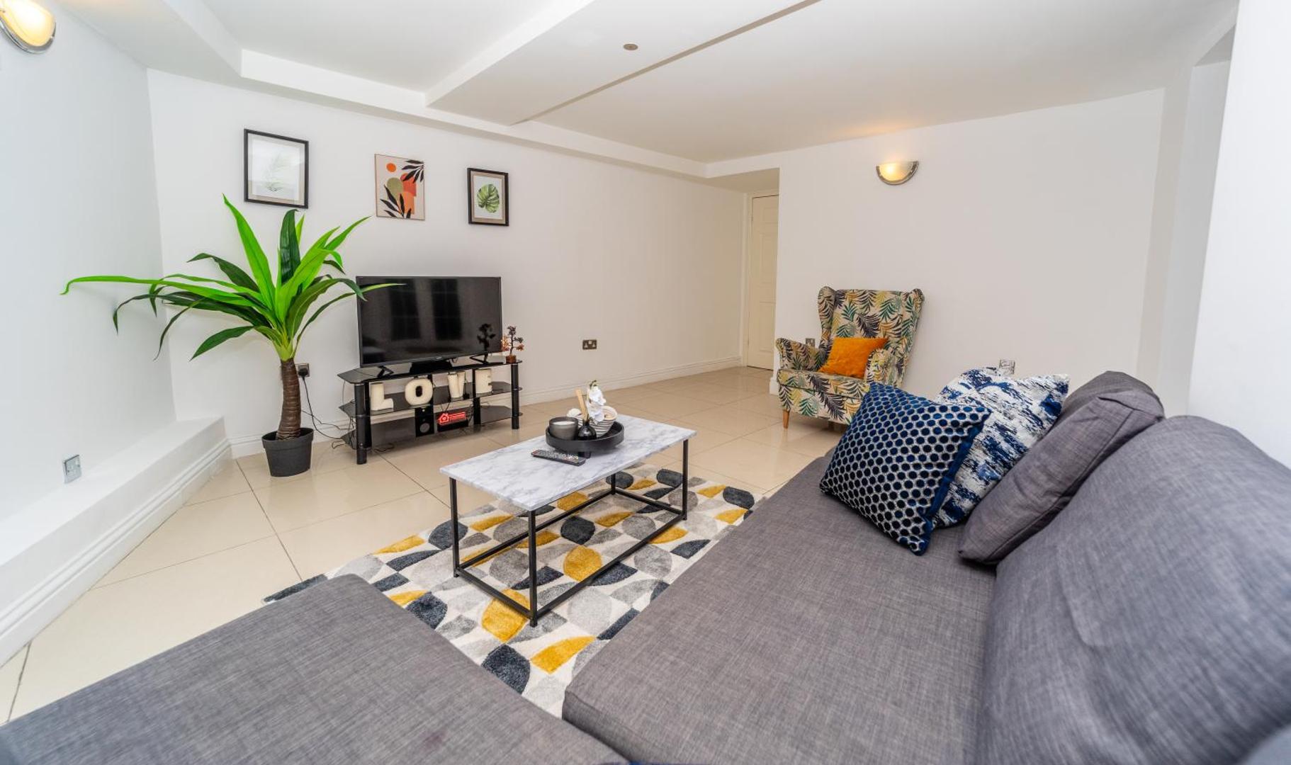 Foto 2: Spacious Flat with Patio & Parking in city centre