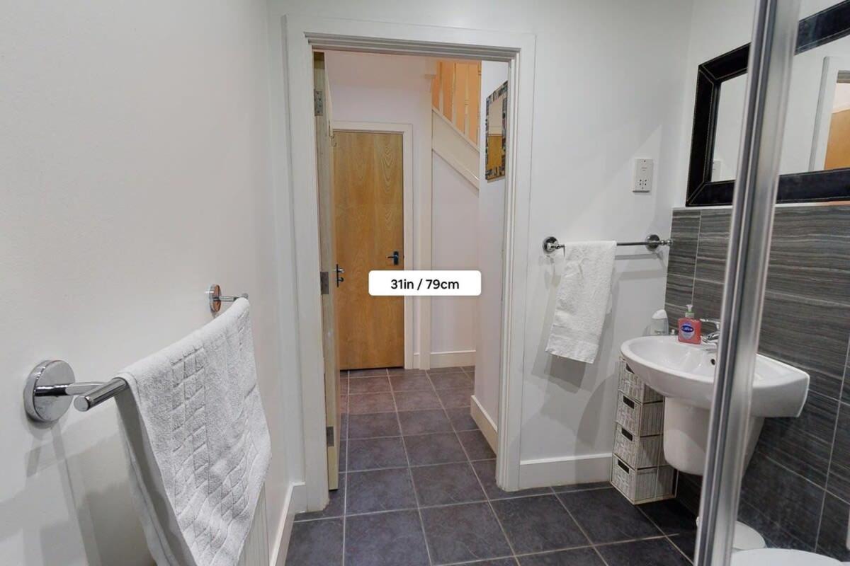 Zdjęcie 2: Charming & Spacious House With FREE PARKING