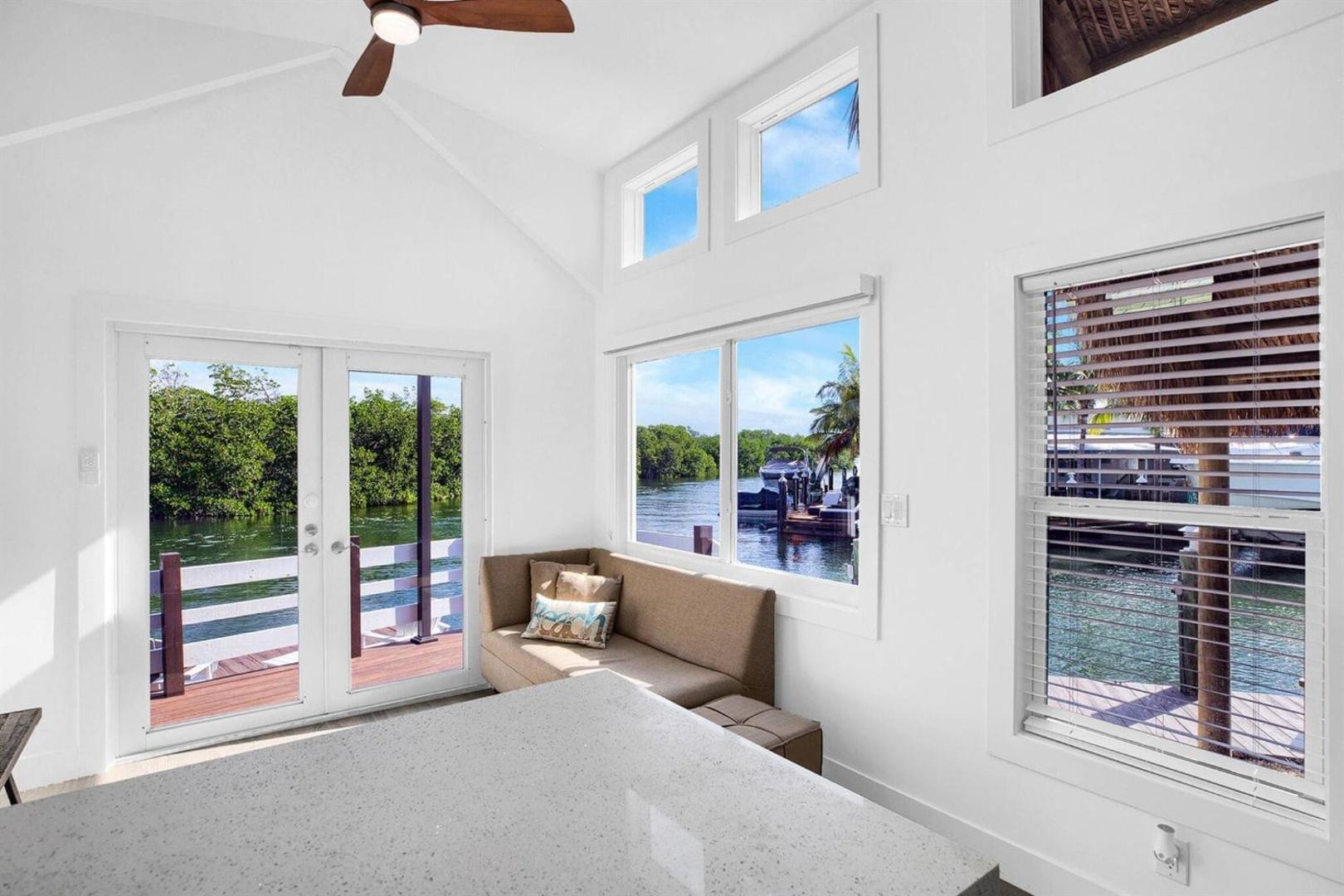 Fotografia 2: Tiny Home on Waterfront, Bay Views, Deck, Pool