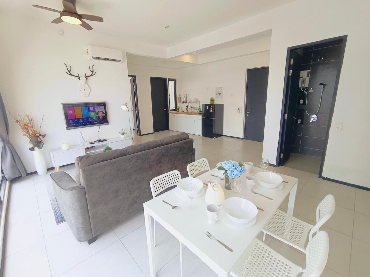 Foto 3: Infinity Pool, Georgetown, Up to 11 Pax, 3 Bedrooms, 2 Bathrooms, 2 Car Parks by Star Home