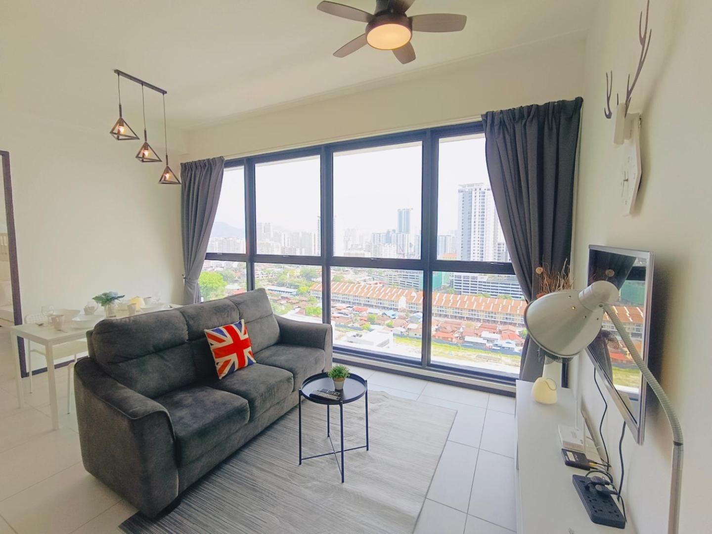 Foto 6: Infinity Pool, Georgetown, Up to 11 Pax, 3 Bedrooms, 2 Bathrooms, 2 Car Parks by Star Home