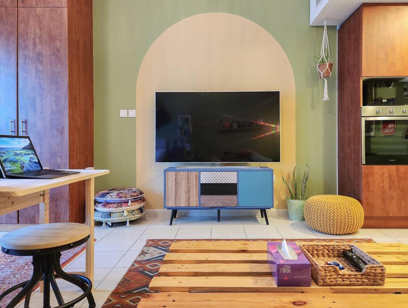 Bild 8: Rustic Elegance By The Lake Studio Cabin In Jlt